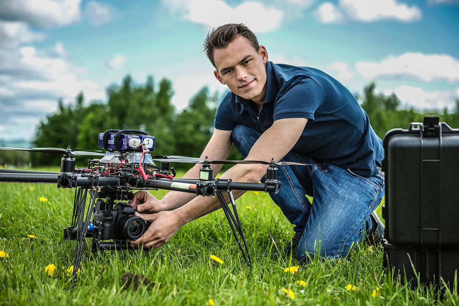 Zajęcia z praktycznym wykorzystaniem dronów to część programu studiów geoinformatyki na UAM w PIle. Fot. Chroma Stock