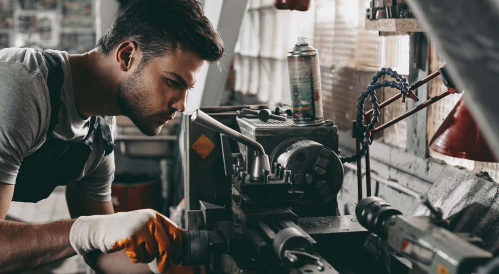 Wykształcenie zawodowe pozwala zacząć pracę wcześniej. Fot. Chroma Stock