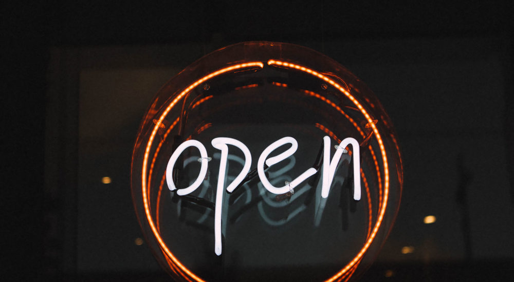 Magazyn67.pl. Otwarty na lokalny biznes. Fot. Finn Hackshaw/Unsplash