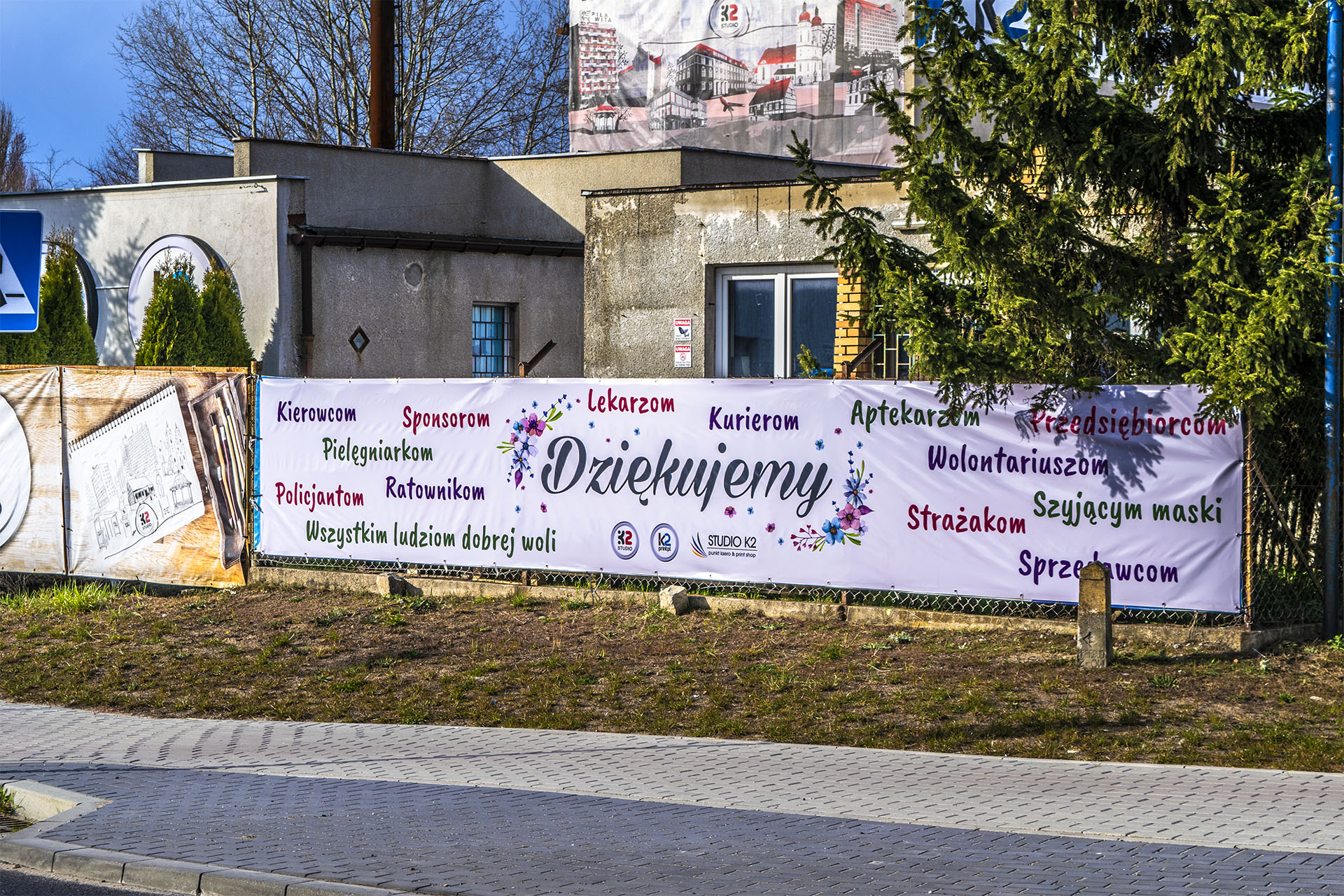Na początku kwietnia na płocie K2Print.pl przy Wawelskiej zawisł banner z hasłem „Dziękujemy”. To kwintesencja podejścia K2 do biznesu. Fot. Marcin Maziarz