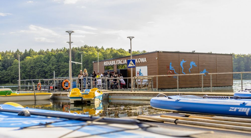Prawdopodobnie jedyna w Europie pływająca baza rehabilitacji nurkowej. Stworzyło ją na Płotkach stowarzyszenie Krok Po Kroku HSA. Fot. Marcin Maziarz