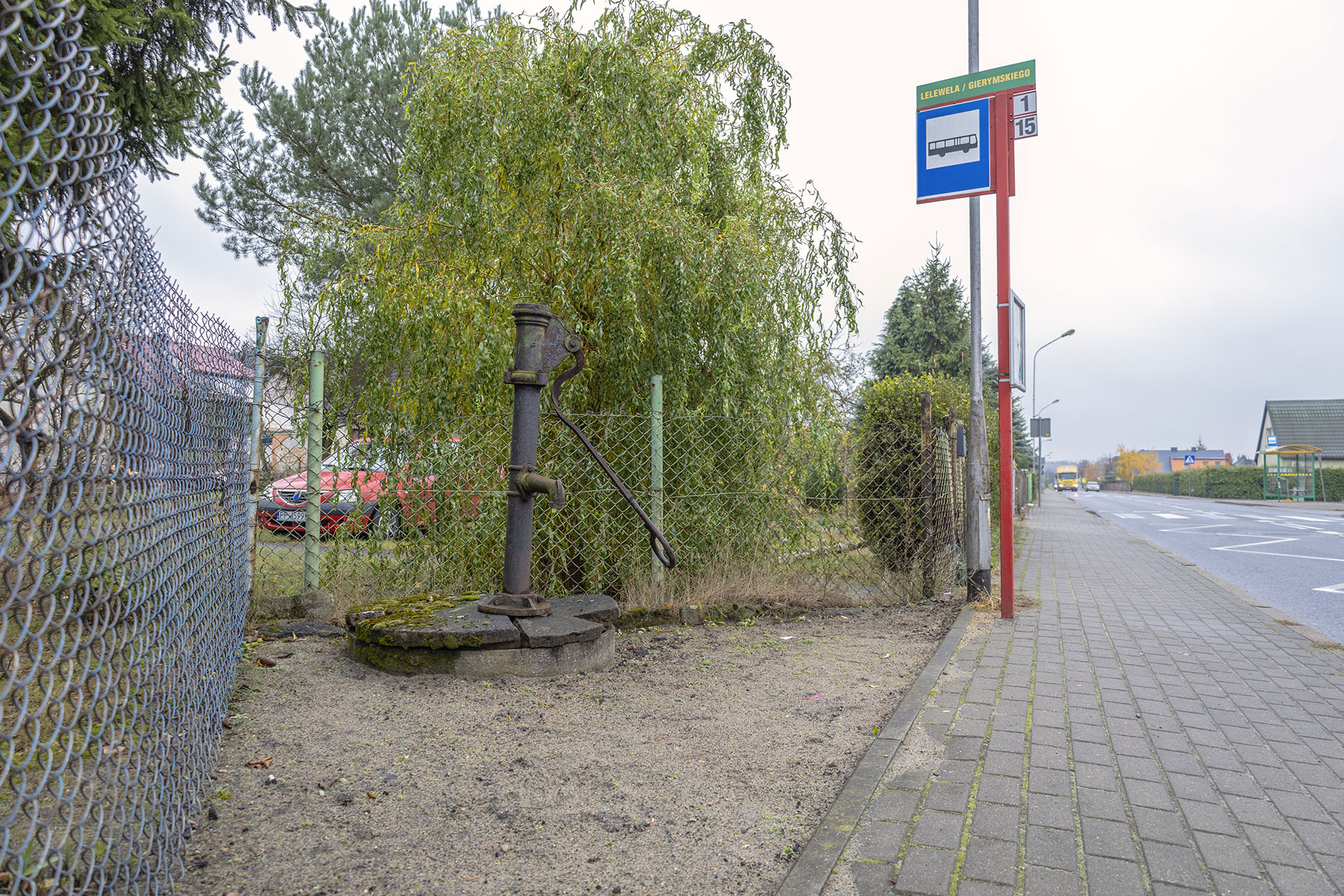 Jedna z zapomnianych pomp przy ulicy Lelewela. Fot. Marcin Maziarz