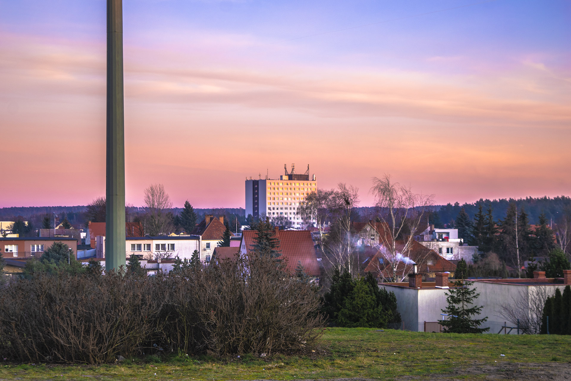 Panorama Staszyc oglądana z górnej części ulicy Cichej. Nad osiedlem góruje wieżowiec znany jako Medyk. Fot. Marcin Maziarz