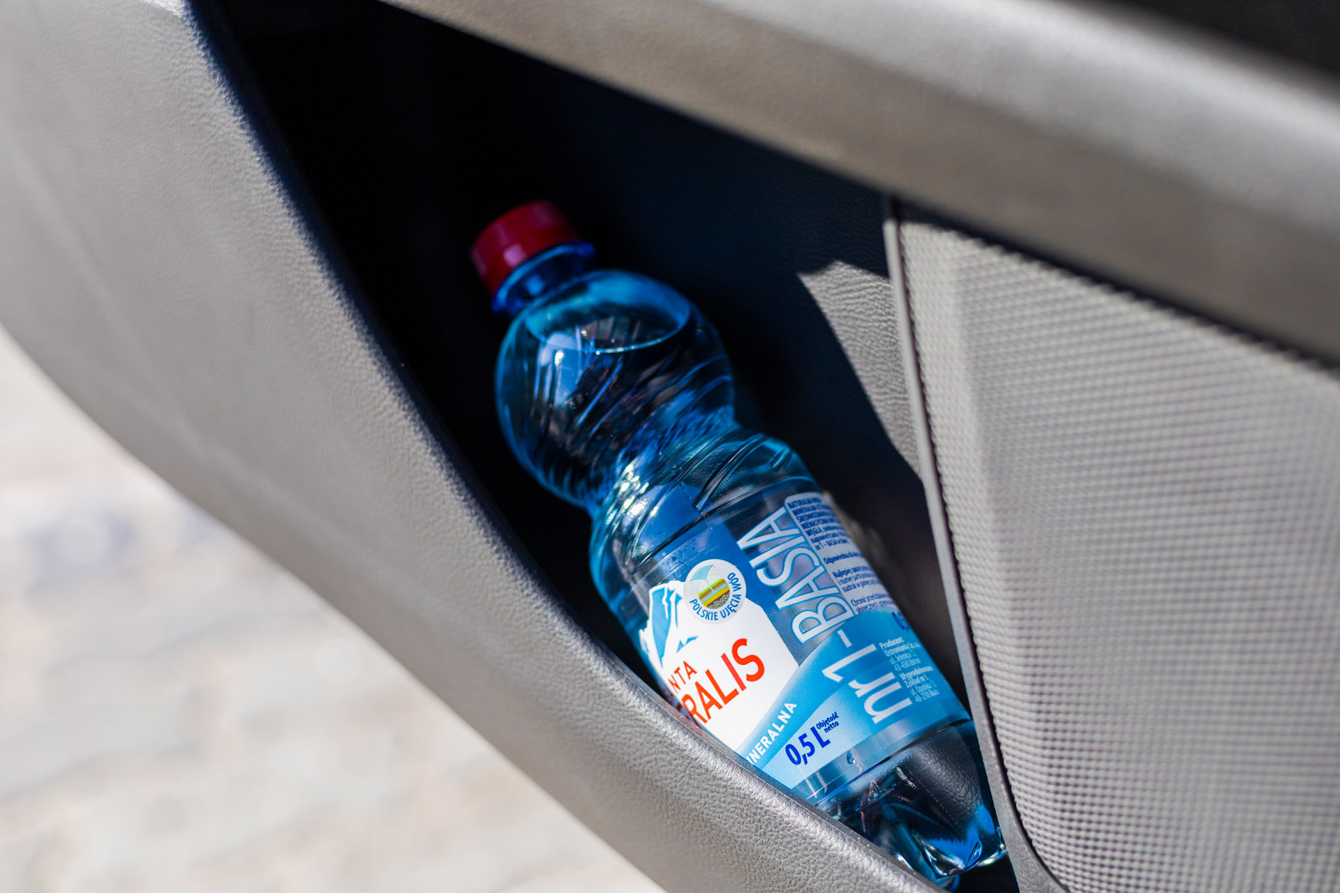 Na każdego z pasażerów zawsze czeka butelka wody. Fot. Marcin Maziarz