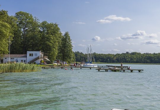 W Drzewoszewie znajduje się jedna z dwóch publicznych plaż nad Bytyniem. I przyjemna przystań. Fot. Marcin Maziarz