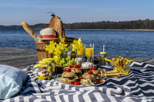 Wiosenni piknik w Drzewoszewie nad jeziorem Bytyń Wielki. Stylizacja: Paulina Politowska, Zdjęcia: Marcin Maziarz