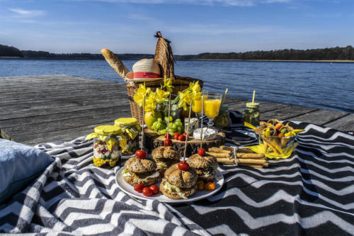 Wiosenni piknik w Drzewoszewie nad jeziorem Bytyń Wielki. Stylizacja: Paulina Politowska, Zdjęcia: Marcin Maziarz