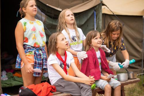 Obozy Fun Camp każdego dnia zapewniają mnóstwo warsztatów, zajęć i innych aktywności nie tylko przynoszących rozrywkę, ale także praktyczne umiejętności, przydatne w życiu. Fot. Materiały prasowe